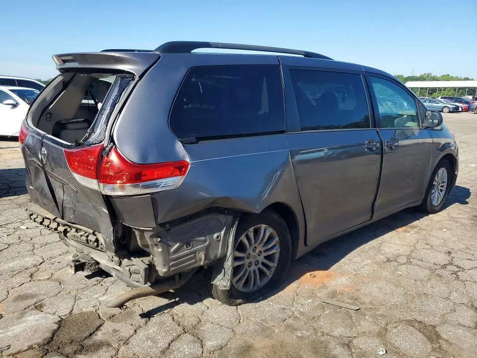 2014 TOYOTA SIENNA XLE 8-PASSENGER  