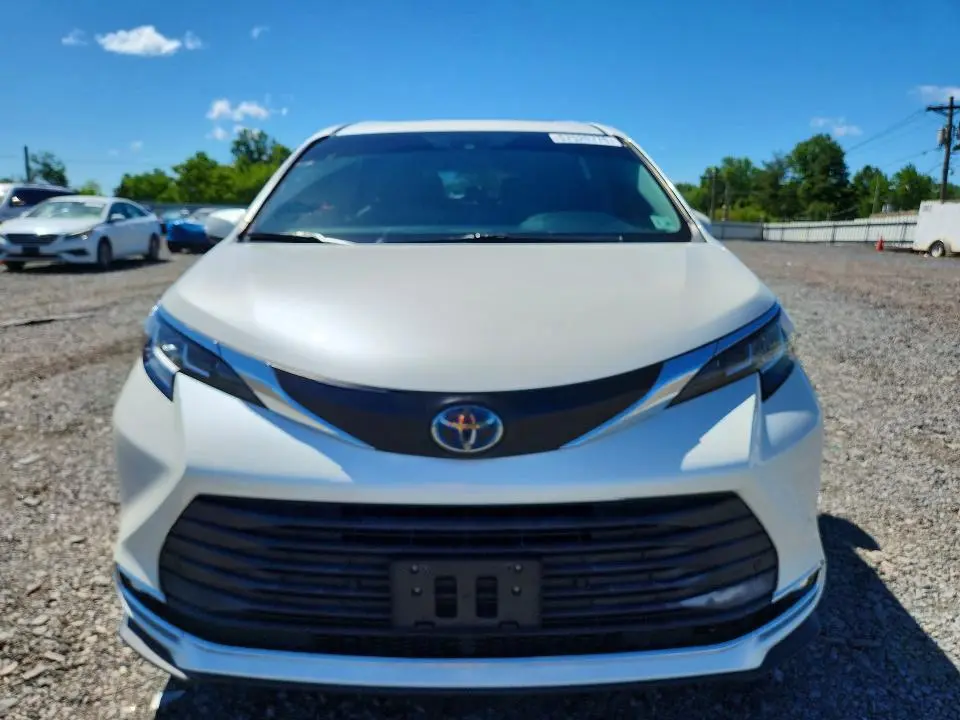 2021 TOYOTA SIENNA XLE  