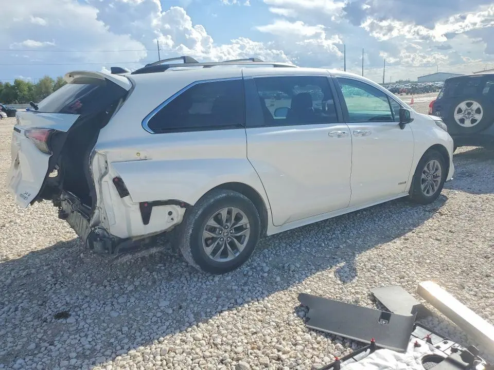 2021 TOYOTA SIENNA XLE  