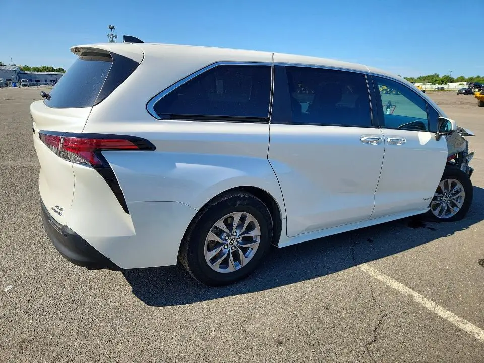 2021 TOYOTA SIENNA XLE  