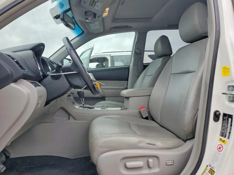 2011 TOYOTA HIGHLANDER SE  