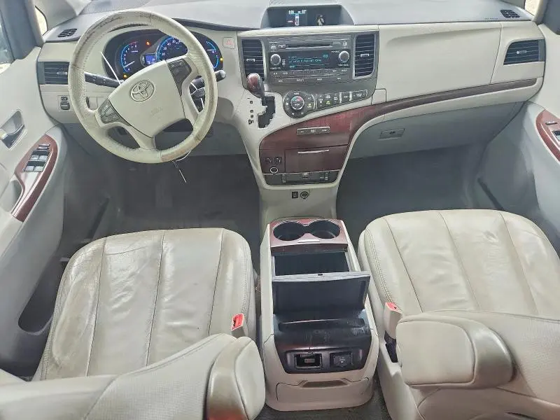2011 TOYOTA SIENNA   