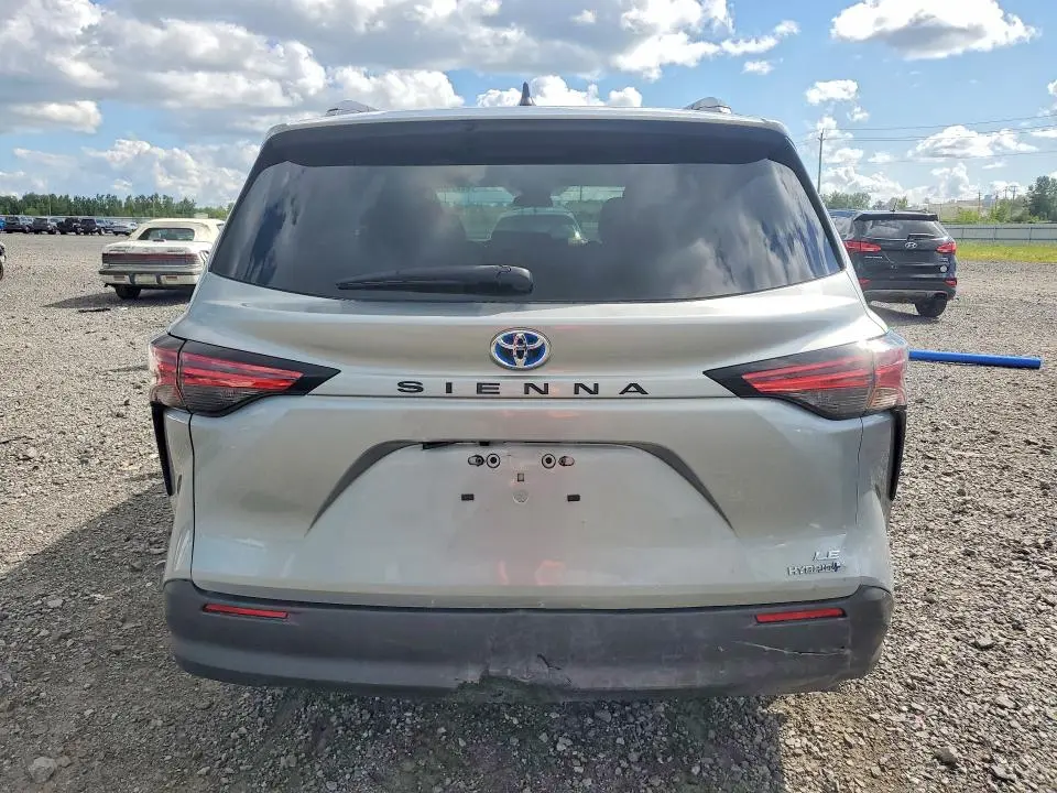 2022 TOYOTA SIENNA LE  