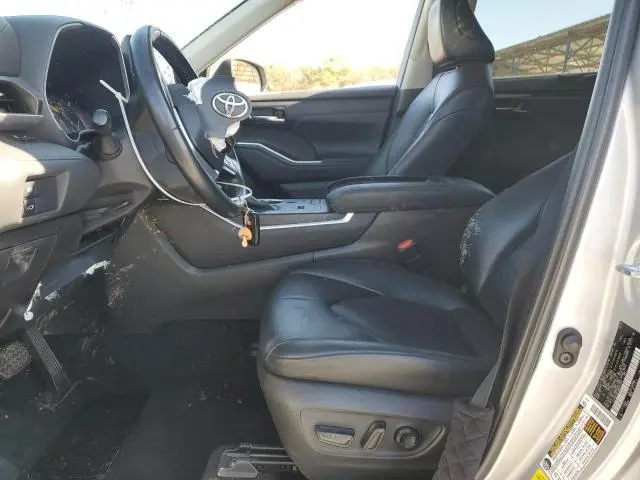 2022 TOYOTA HIGHLANDER XLE  