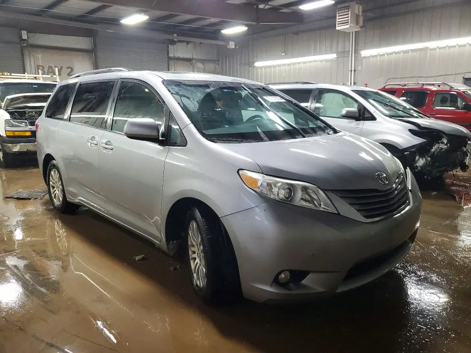 2015 TOYOTA SIENNA XLE 8-PASSENGER  