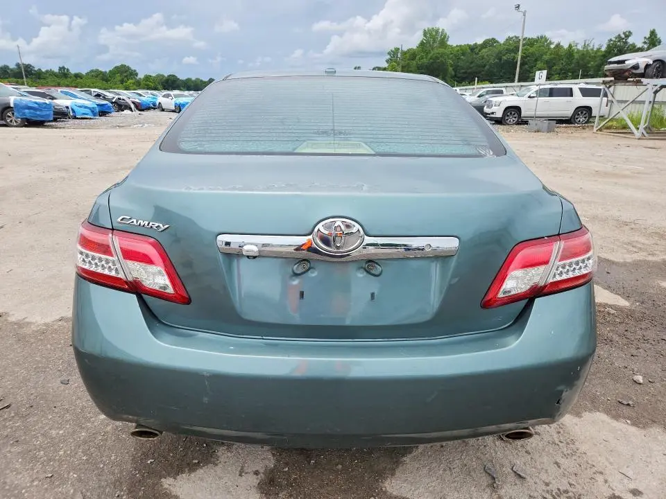 2011 TOYOTA CAMRY XLE V6  