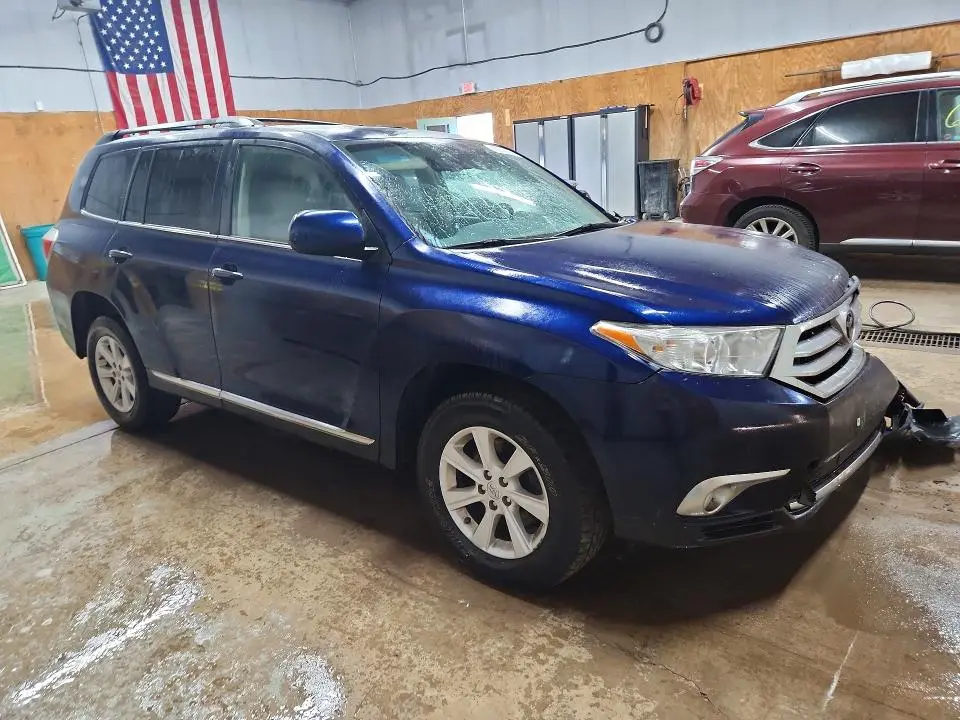 2013 TOYOTA HIGHLANDER SE  