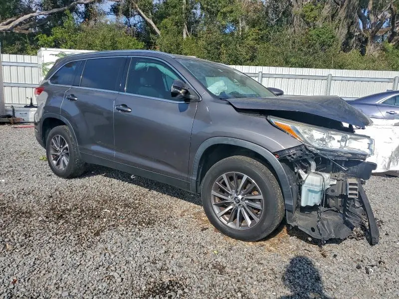 2019 TOYOTA HIGHLANDER SE  