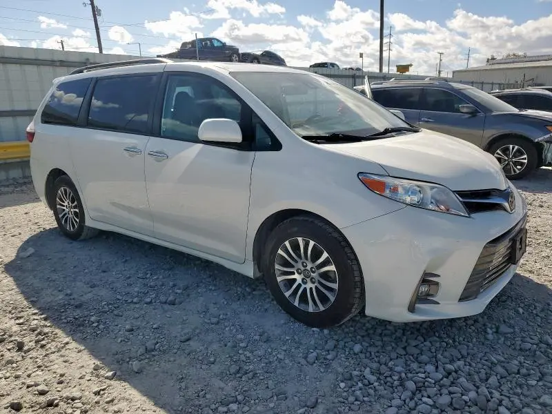 2019 TOYOTA SIENNA XLE  