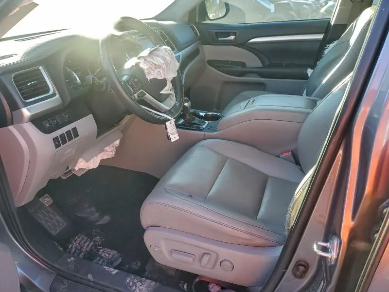 2019 TOYOTA HIGHLANDER SE  