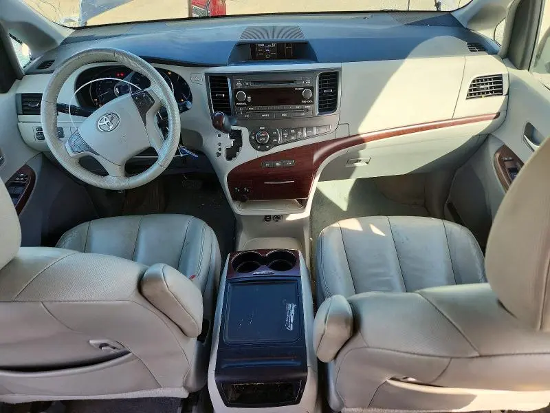 2014 TOYOTA SIENNA XLE 8-PASSENGER  