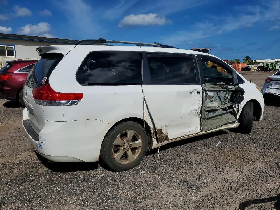 2011 TOYOTA SIENNA LE  