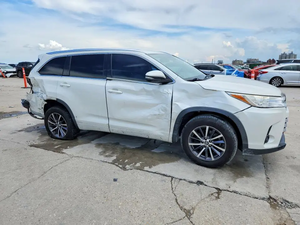 2017 TOYOTA HIGHLANDER XLE  