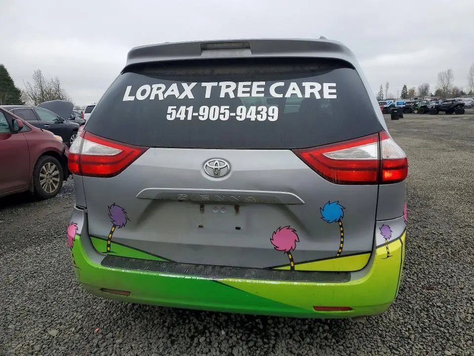 2016 TOYOTA SIENNA LE  