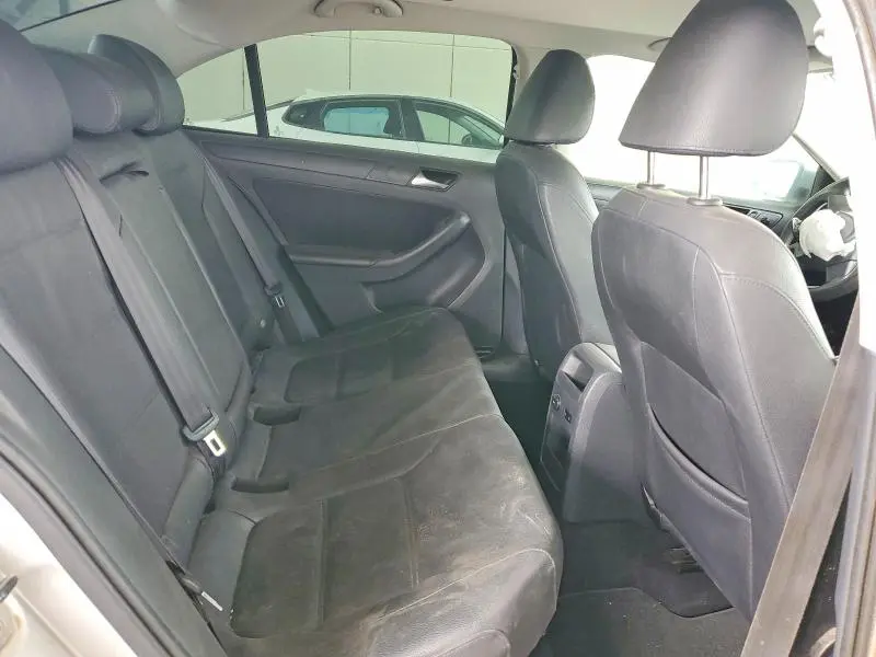 2011 VOLKSWAGEN JETTA SE  