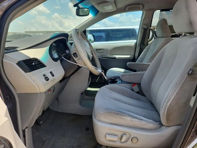 2013 TOYOTA SIENNA LE  