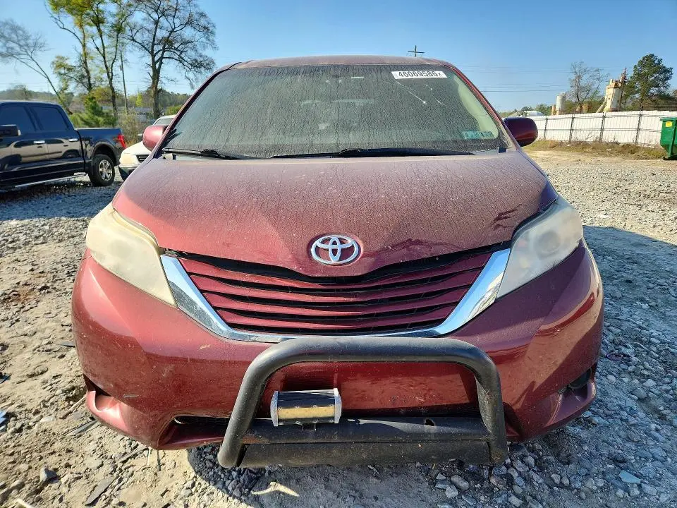 2015 TOYOTA SIENNA LE 8-PASSENGER  