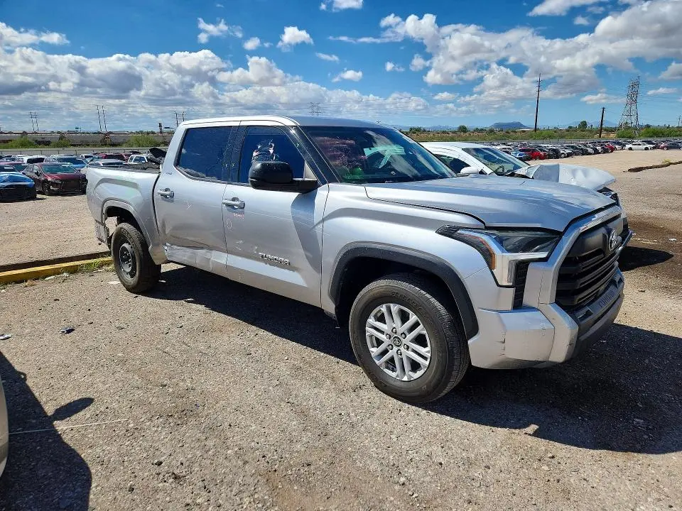 2022 TOYOTA TUNDRA SR5  