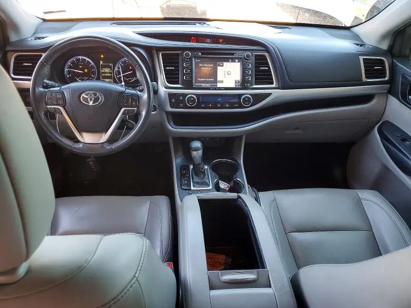 2019 TOYOTA HIGHLANDER SE  
