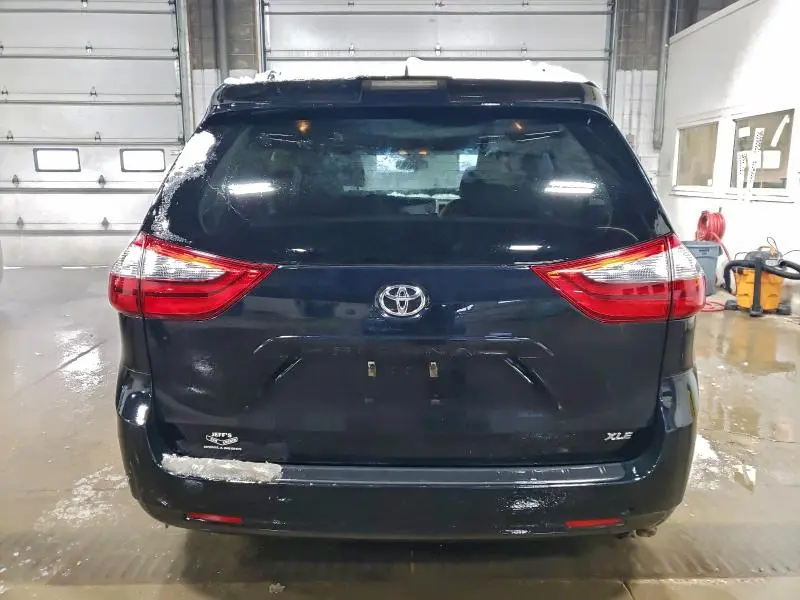 2020 TOYOTA SIENNA XLE  