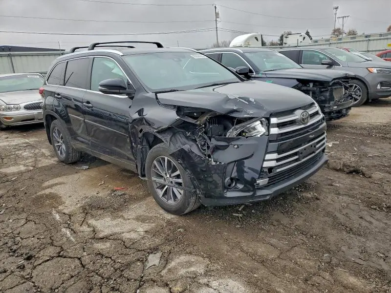 2017 TOYOTA HIGHLANDER SE  