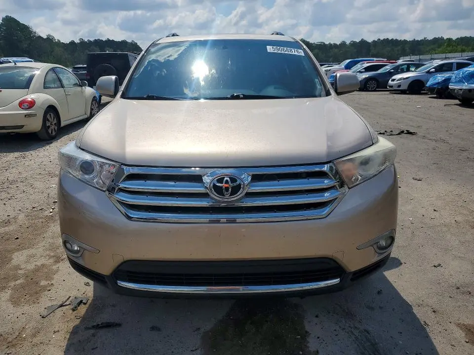 2013 TOYOTA HIGHLANDER SE  