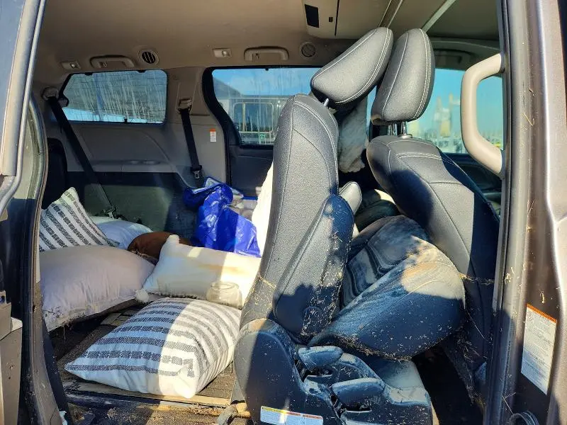 2016 TOYOTA SIENNA SE  