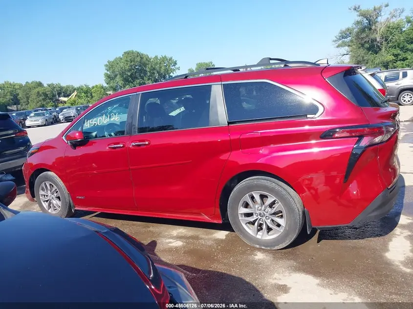 2021 TOYOTA SIENNA XLE