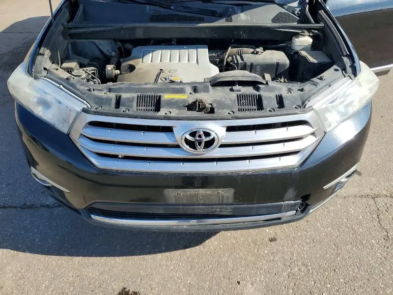 2011 TOYOTA HIGHLANDER SE  