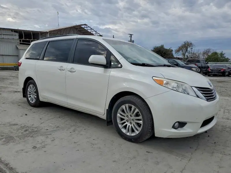 2017 TOYOTA SIENNA XLE  