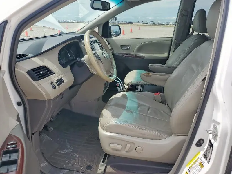 2013 TOYOTA SIENNA XLE  