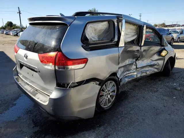 2013 TOYOTA SIENNA XLE  