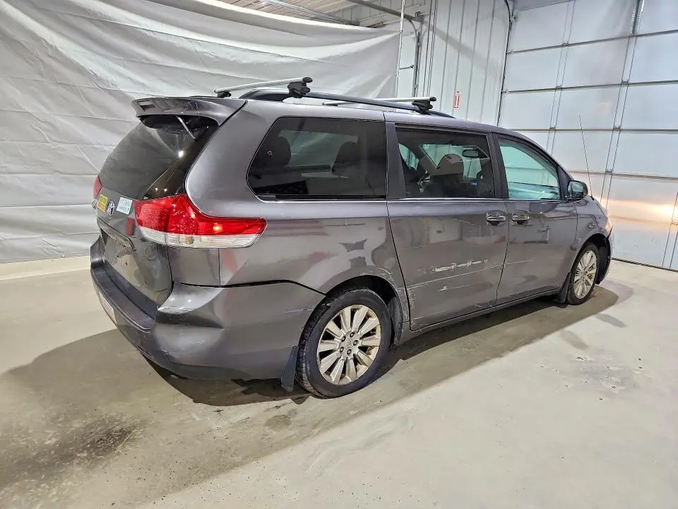 2011 TOYOTA SIENNA LE  