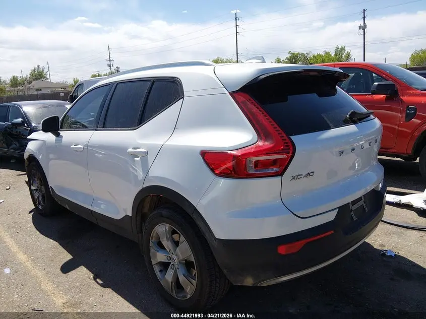 2021 VOLVO XC40 T5 MOMENTUM