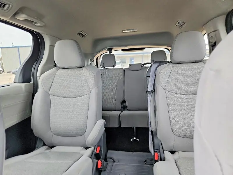 2021 TOYOTA SIENNA LE  