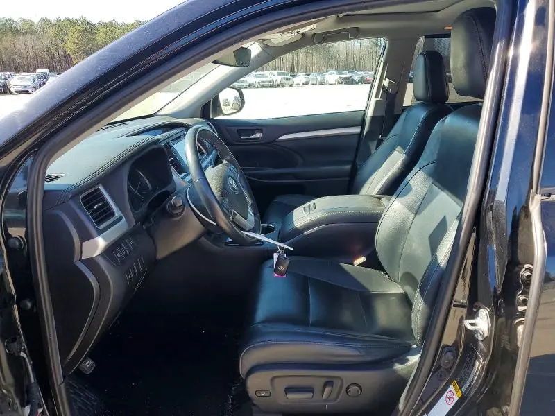 2019 TOYOTA HIGHLANDER SE  