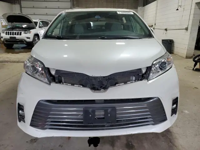 2019 TOYOTA SIENNA XLE  