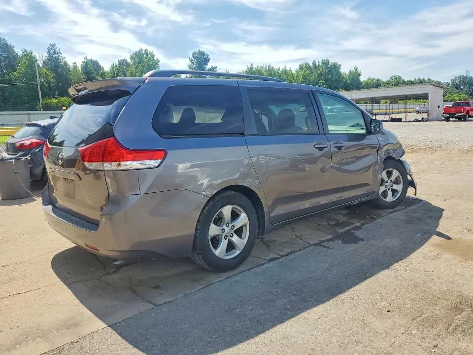 2014 TOYOTA SIENNA LE  