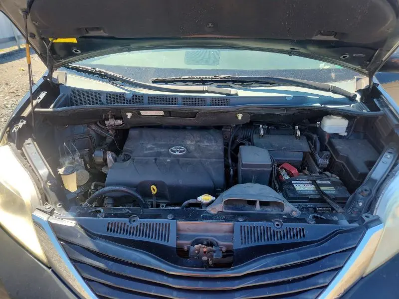 2012 TOYOTA SIENNA LE  