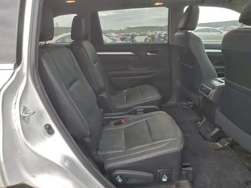 2017 TOYOTA HIGHLANDER SE  