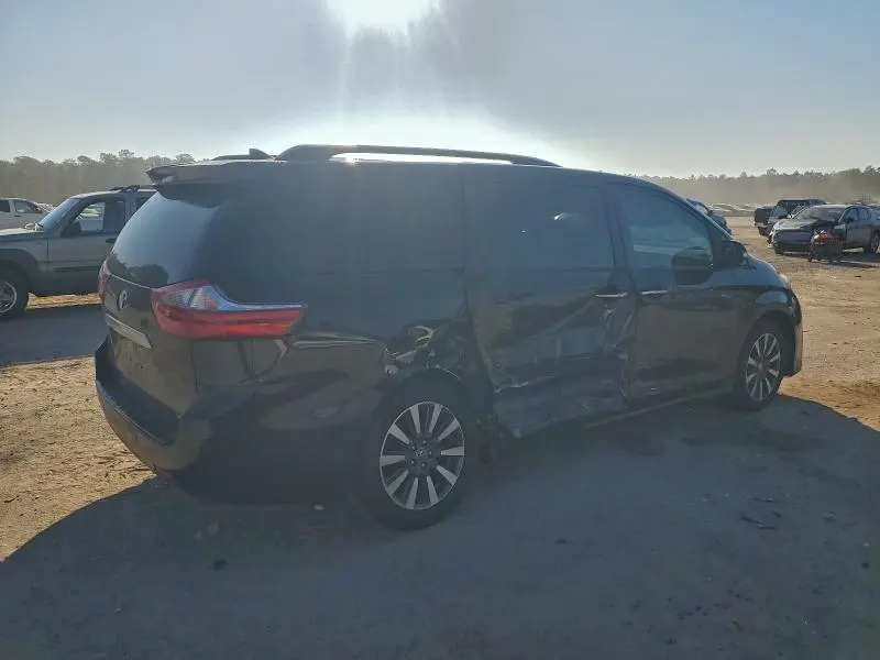 2020 TOYOTA SIENNA XLE  