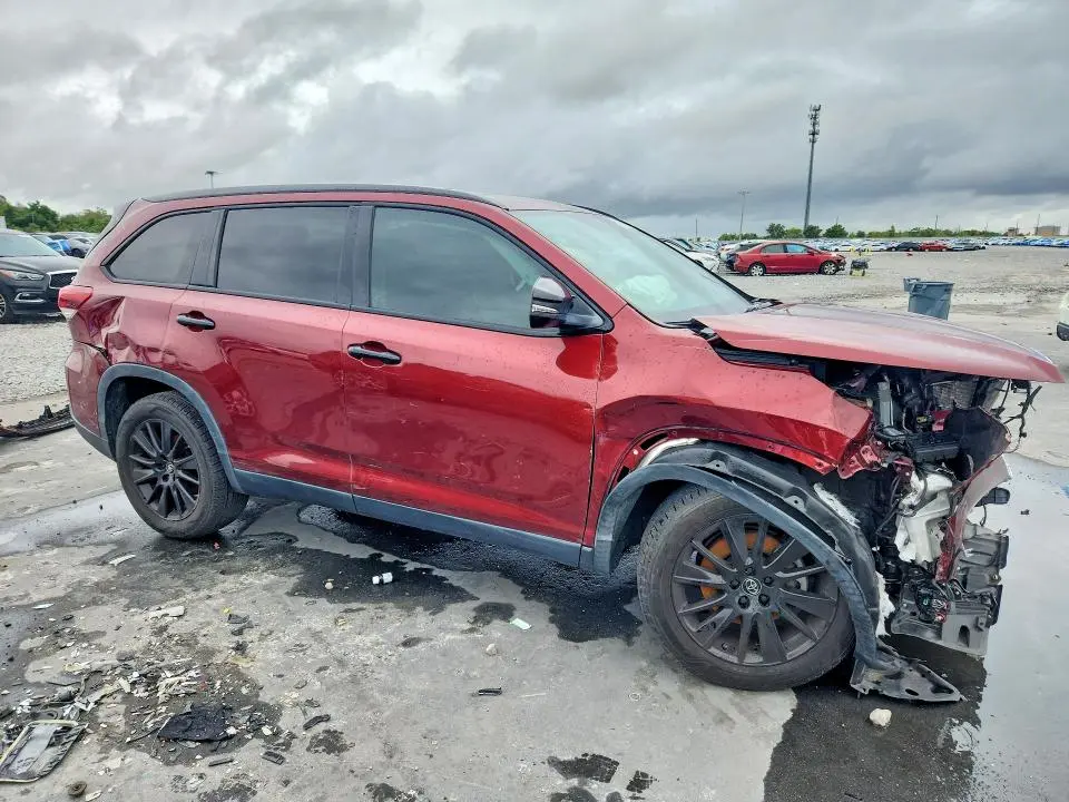 2019 TOYOTA HIGHLANDER SE  