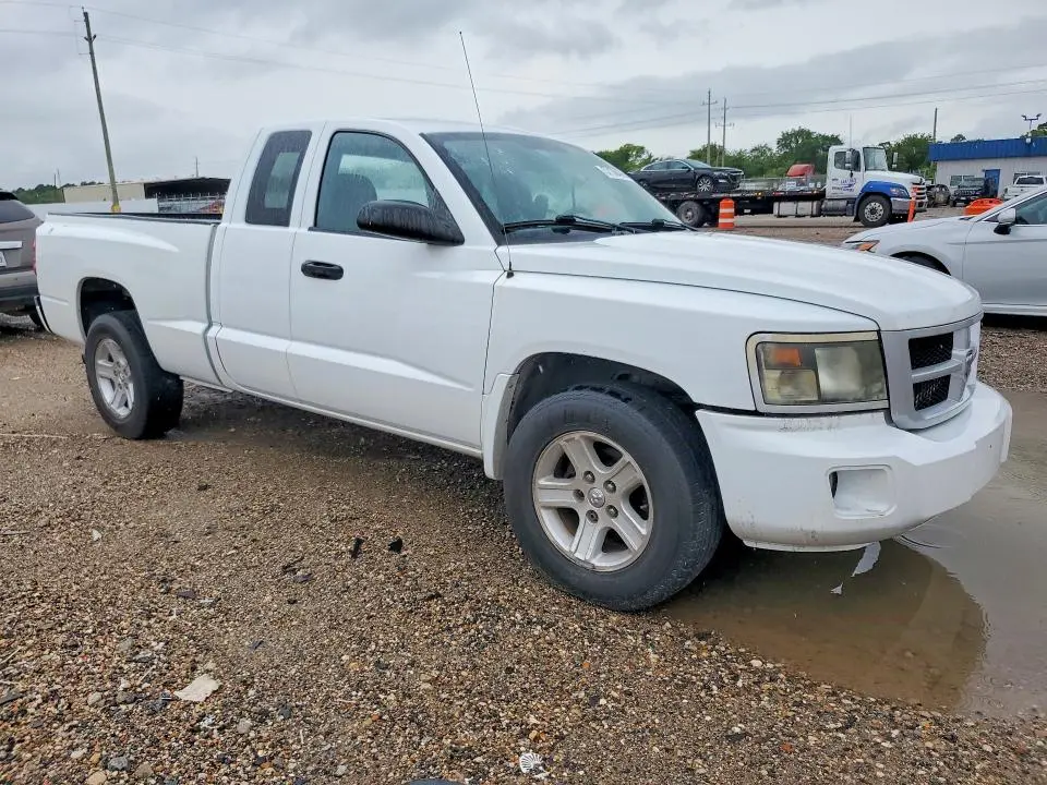2011 DODGE DAKOTA SLT  