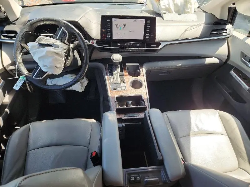 2022 TOYOTA SIENNA XLE  