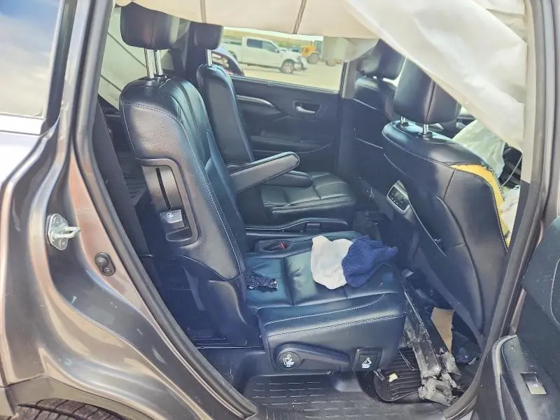 2017 TOYOTA HIGHLANDER SE  