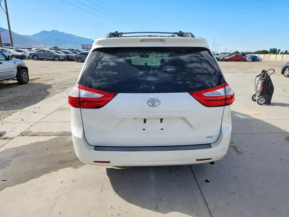2015 TOYOTA SIENNA XLE 8-PASSENGER  