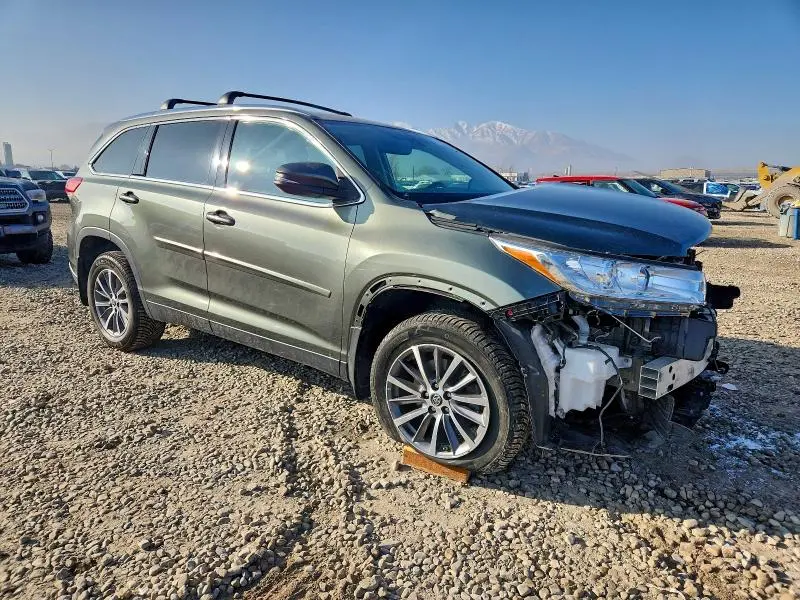 2019 TOYOTA HIGHLANDER SE  