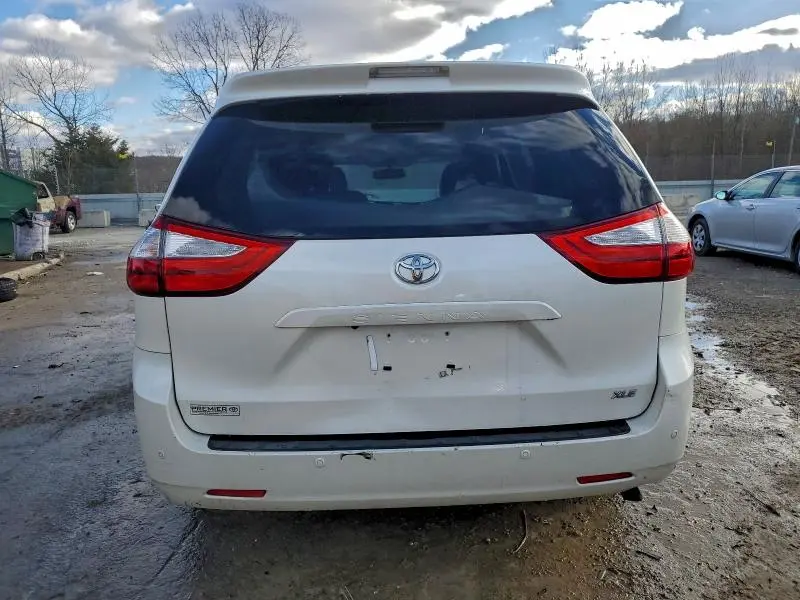 2016 TOYOTA SIENNA XLE  