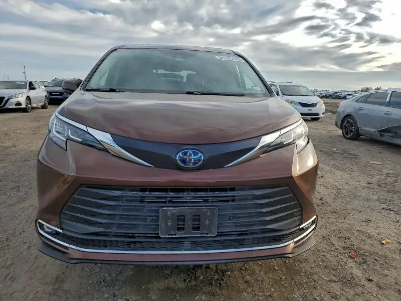 2023 TOYOTA SIENNA XLE  