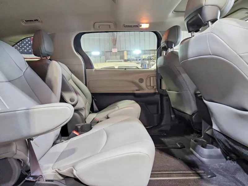 2022 TOYOTA SIENNA XLE  